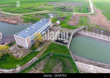 Stazione di pompaggio di acqua di un impianto di irrigazione dei campi di riso. Consente di visualizzare Foto Stock