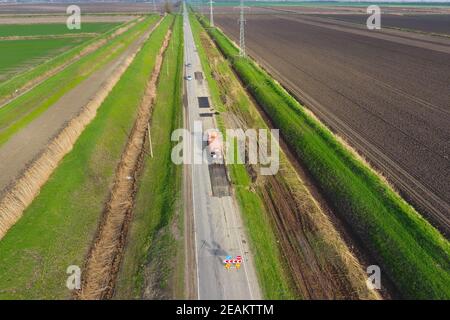 Vista superiore della riparazione su strada. Le tecniche per la riparazione di asfalto. Sostituzione di asfalto. Foto Stock