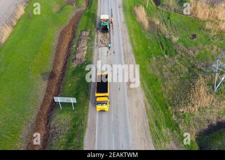 Vista superiore della riparazione su strada. Le tecniche per la riparazione di asfalto. Sostituzione di asfalto. Foto Stock