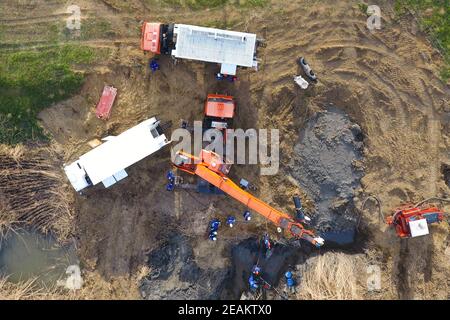 La riparazione del gasdotto la sezione che passa attraverso il canale dell'acqua. I lavori di riparazione Foto Stock