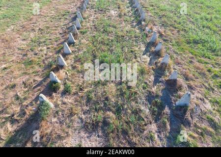 Le rovine della vecchia fattoria. Coni colonna base della parete. Edifici abbandonati e in rovina Foto Stock