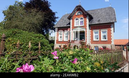 Casa in mattoni rossi in stile Wilhelminiano Foto Stock