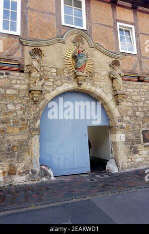 Portale del Karthaus storico con la statua della Vergine Maria con Gesù Bambino Foto Stock