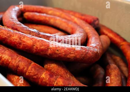 Primo piano di salsiccia di aglio ucraino finita dopo il fumo Foto Stock