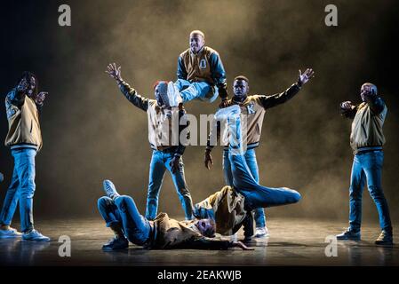 Yeah Yellow suona Yeah Yellow Sunshine come parte del campionato al Sadler's Wells, Londra. Foto Stock