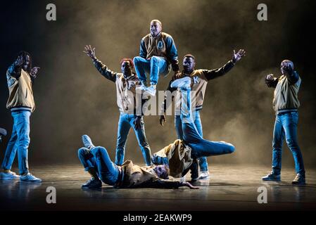 Yeah Yellow suona Yeah Yellow Sunshine come parte del campionato al Sadler's Wells, Londra. Foto Stock