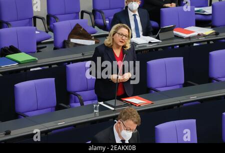 Berlino, Germania. 10 Feb 2021. Il Ministro federale dell'ambiente, della conservazione della natura e della sicurezza nucleare, Svenja Schulze (SPD), risponderà alle domande dei parlamentari nell'indagine governativa di un'ora all'inizio della sessione plenaria di mercoledì 10 febbraio 2021. Credit: Juergen Nowak/Alamy Live News Foto Stock