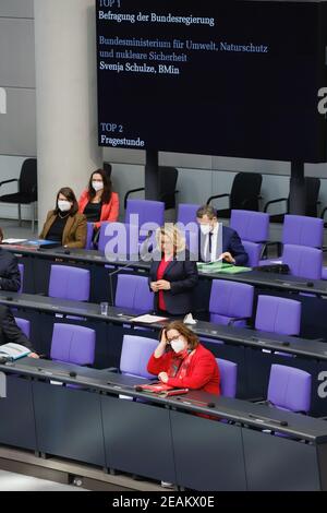 Berlino, Germania. 10 Feb 2021. Il Ministro federale dell'ambiente, della conservazione della natura e della sicurezza nucleare, Svenja Schulze (SPD), risponderà alle domande dei parlamentari nell'indagine governativa di un'ora all'inizio della sessione plenaria di mercoledì 10 febbraio 2021. Credit: Juergen Nowak/Alamy Live News Foto Stock