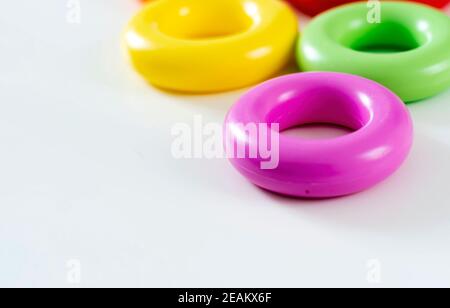 colorati anelli in plastica isolati su sfondo bianco. Foto Stock