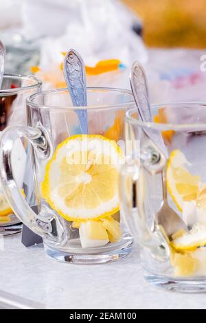 Tazza trasparente con tè. Tè al limone. Preparazione del tè in sacchetto. Foto Stock