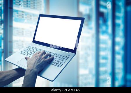 supporto e manutenzione dei server - tecnico di rete che lavora su notebook nel data center di storage cloud. mockup Foto Stock