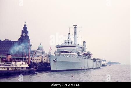 1973 Liverpool Docks HMS Intrepid (L11) è stata una delle due navi da guerra anfibie della Royal Navy, ormeggiate accanto ai moli di fronte al Liverpool Liver Building, River Mersey, Liverpool, Merseyside, England, GB, UK, Europe Foto Stock