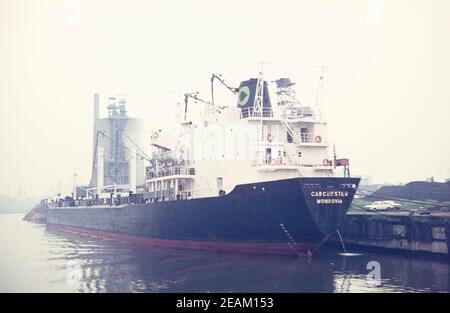 1973 Manchester Ship Canal la nave da carico Carchester Bulk Carrier registrata a Monrovia ormeggiata sul Trafford Quays al porto di Manchester. Fu costruita da Ishikawajima Harima Heavy Industries Co. Ltd., Tokyo, Giappone ed entrò in servizio nel 1967. È stata demolita a Gadani Beach, Pakistan dalla Haji Maritime Corporation nel 1983. Manchester Docks Salford Manchester Inghilterra GB UK Europa Foto Stock