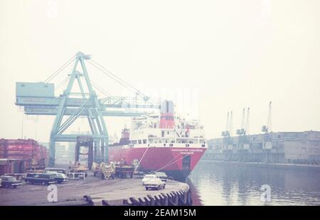 1973 Manchester Ship Canal Manchester Docks la Manchester Concorde dei Manchester Liners è stata una Cargo Container Ship registrata per la prima volta a Manchester nel 1969. 14/12/1983 è arrivata a Kaohsiung per la rottura. Ormeggiato al Manchester Docks a Salford sul canale navale di Manchester Salford Manchester Inghilterra GB Europa Foto Stock