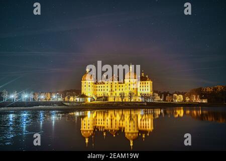 castello Moritzburg sotto il cielo notturno 1 Foto Stock