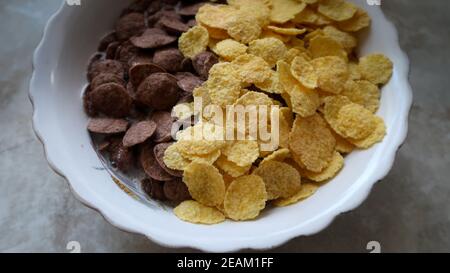 Ciotola di cereali neri e gialli su fondo grigio visualizza Foto Stock