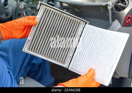 Pulire e sporca cabina antipolline filtro aria per un auto Foto Stock