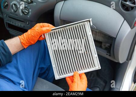 Filtro aria antipolline della cabina sporco per un'auto Foto Stock