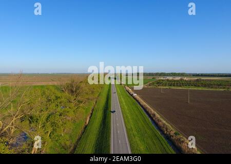Percorso stradale. Una vista dall'alto su una strada a due corsie in una zona rurale. Strada asfaltata. Foto Stock