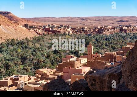 L'Oasi di Tinghir nei pressi di Ait Ijjou, con la città di Tagounsa sullo sfondo. Tinghir è una delle oasi più attraenti del Marocco meridionale Foto Stock