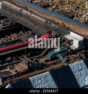 Primo piano del meccanismo di commutazione ferroviario. La traslazione della freccia. Foto Stock