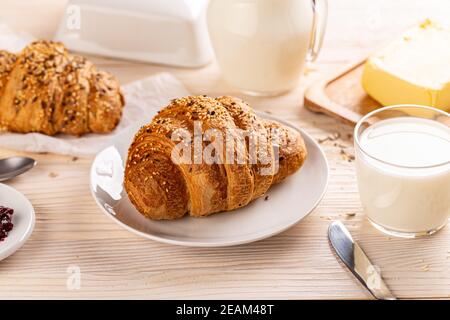 La prima colazione continentale con croissant Foto Stock