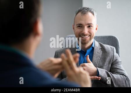 Lingua dei segni di apprendimento per non udenti Foto Stock