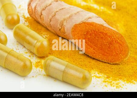 Curcuma capsule e polvere con radice Foto Stock