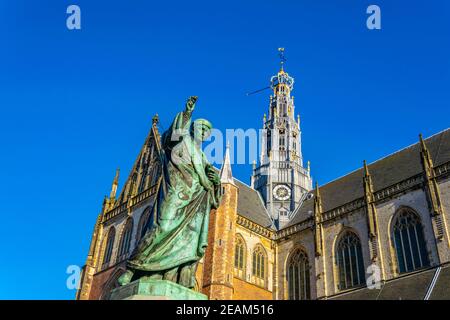 Statua di Laurens Janszoon Coster e chiesa di San Bavo a Haarlem, Paesi Bassi Foto Stock