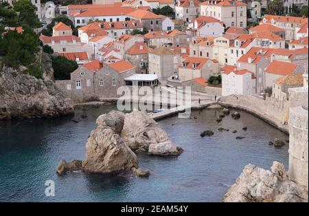 Porto Vecchio Kolorina, con le due fortezze Bokar e Lovrijenic in piedi come sentinals come difesa delle mura di Dubrovnik, Croazia Foto Stock