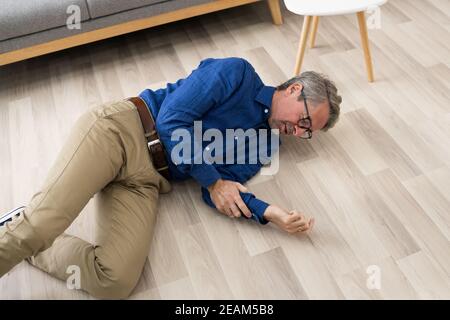 Vecchio uomo caduto senior. Scivolamento degli anziani Foto Stock