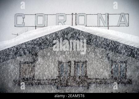 10 febbraio 2021, Italia, Cortina D·ampezzo: Sci alpino: Campionati del mondo: Gli atleti sloveni alloggiano nell'Hotel Corona. Dopo una forte nevicata, la giornata di gara è stata completamente annullata. La stazione sciistica è la sede delle Olimpiadi invernali 2026 che si terranno a Milano e Cortina d'Ampezzo. Foto: Michael Kappeler/dpa Foto Stock