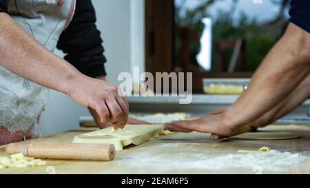 Pasta fatta a mano per ravioli di formaggio. Cucina italiana. Foto Stock