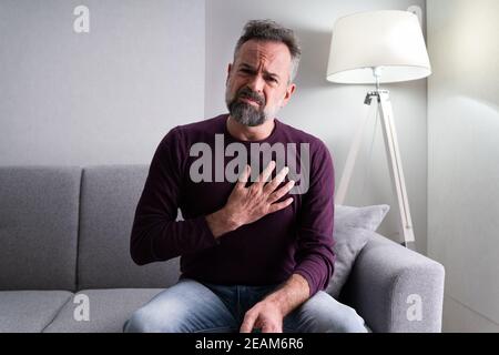 Uomo anziano con dolore toracico. Malati anziani Foto Stock