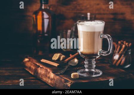 Caffè con whisky irlandese e panna montata in vetro Foto Stock