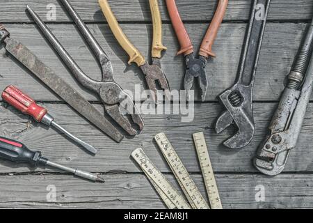 Utensili di riparazione e costruzione cacciaviti, pinze e righello Foto Stock