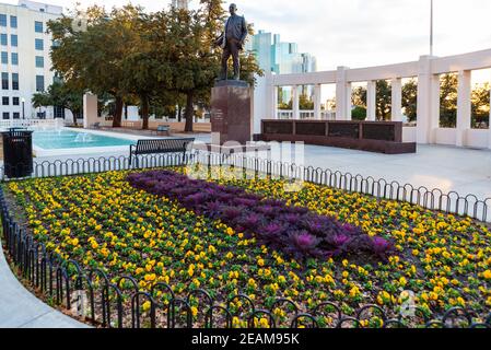 Dallas, TX, USA - 23 Dicembre 2013 : Dealey Plaza, parco cittadino all'entrata ovest della citta' di Dallas. Foto Stock