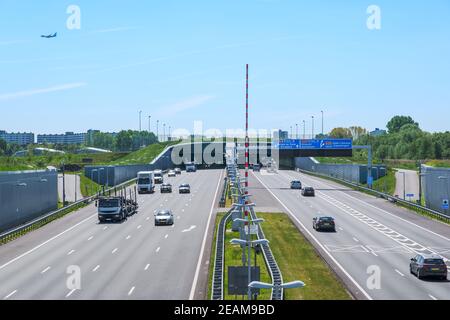 Moderna autostrada olandese approfondita A4 con tunnel terrestre, chiamata Kethel Tunnel, in direzione Rotterdam Olanda. Foto Stock