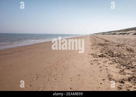 Brancaster Beach in una giornata di sole, Norfolk del Nord Inghilterra Foto Stock