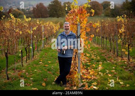 Simon Day con alcuni dei suoi nouveau inglesi, un primo pinot nero prodotto a sedici creste in Herefordshire. La tenuta vicino a Ledbury inizierà a vendere il suo Nouveau Inglese più avanti questo mese in una sfida diretta a Beaujolais Nouveau. Data immagine: Lunedì 9 novembre 2020. Guarda la storia di PA CONSUMER Wine. Il credito fotografico dovrebbe essere: Jacob King/PA Wire Foto Stock