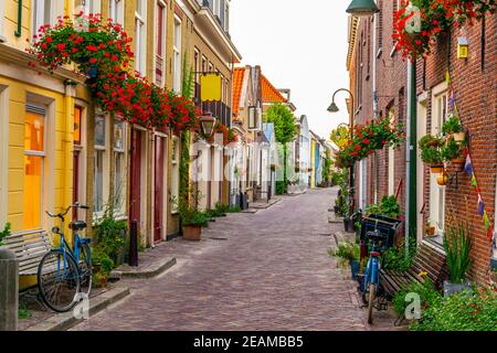 Strada stretta nel centro di Delft, Paesi Bassi Foto Stock