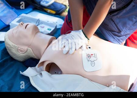 Corso di rianimazione cardiopolmonare con defibrillatore automatico esterno - dispositivo AED Foto Stock