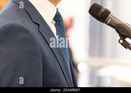 Il politico o la persona di affari sta dando un discorso ai mezzi di comunicazione evento Foto Stock