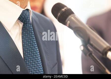 La persona di affari o il politico sta dando un discorso alle notizie conferenza Foto Stock