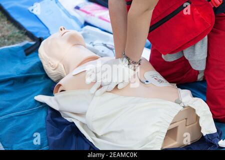 Corso di pronto soccorso e rianimazione cardiopolmonare con defibrillatore semiautomatico esterno (AED) Foto Stock