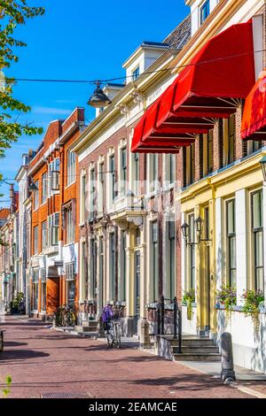 Strada stretta nel centro di Delft, Paesi Bassi Foto Stock