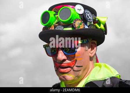 Membro dei ballerini Borderline Morris. Morris Dancer primo piano di viso e cappello a Swanage, Dorset UK nel mese di settembre Foto Stock