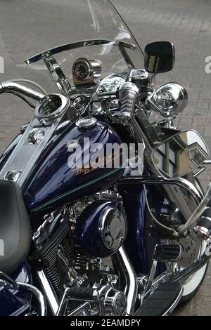 ST. CHARLES, STATI UNITI - 03 febbraio 2009: Una vista ravvicinata del serbatoio del carburante e dell'area del motore di una motocicletta Harley-Davidson. Foto Stock