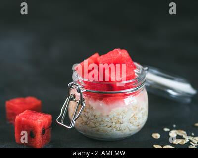 avena notturna con cocomero Foto Stock