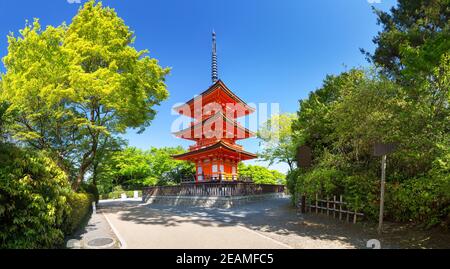 Vista di Kiyomizu-dera tempio complesso con Pagoda a Kyoto, Giappone Foto Stock